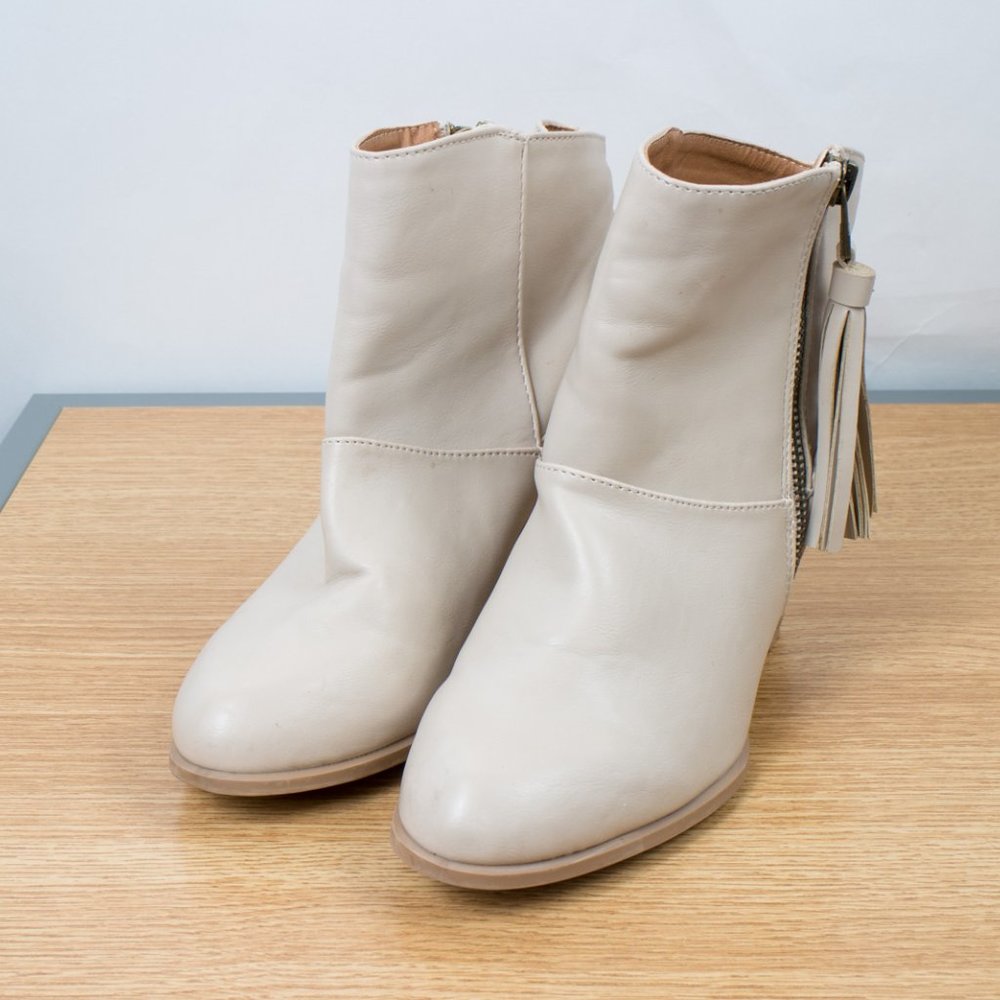 Quipid Zip Up Ankle Bootie Cream With Tan Heel Size 6.5 Tassle Zipper Pull - Picture 6 of 10